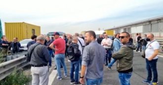 Copertina di Napoli, gli operai della ex Whirlpool bloccano lo svincolo dell’autostrada: “Politica ci dica a che punto è il processo di reindustrializzazione”