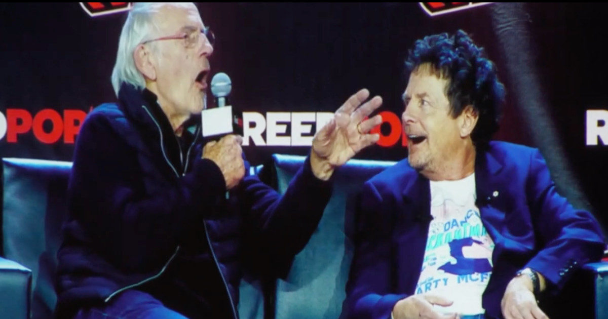 Christopher Lloyd e Michael J. Fox insieme sul palco: l’abbraccio bellissimo
