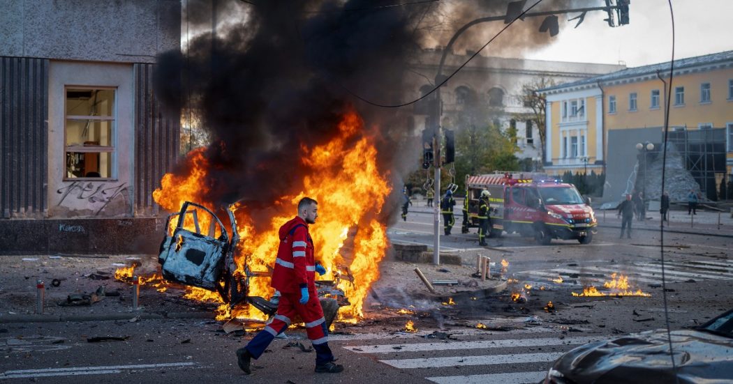 Ucraina, la diretta – Raid russi su Kiev. Mosca: “Più gli Usa incoraggiano Kiev e più la pace si allontana”. Biden: “Continueremo col sostegno”