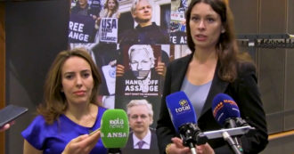 Copertina di Assange, la moglie: “Il premio Sacharov può salvargli la vita”. Pignedoli (M5s): “Ha solo rivelato la verità e sta pagando per questo”