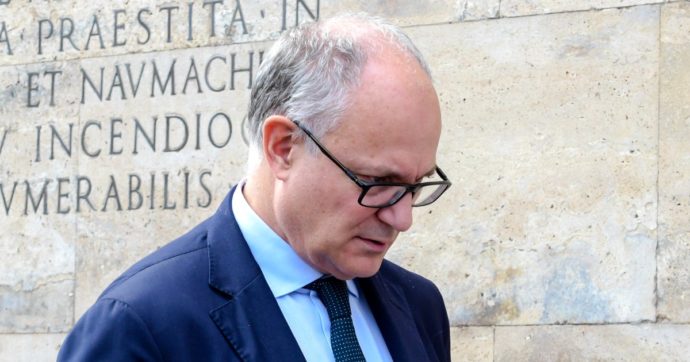 Roma, il sindaco Gualtieri gioca a scopa con lo smartphone durante il Consiglio. E scherza: “Era tresette, relax dopo intervento Raggi”