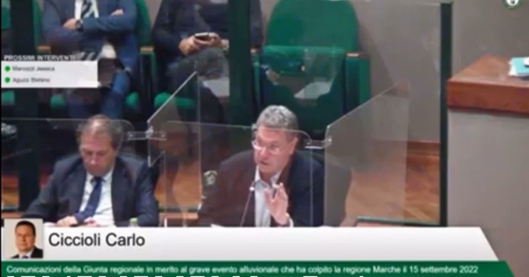 Alluvione Marche, la singolare “ricostruzione” del capogruppo di Fratelli d’Italia: “Vittime? Nel posto sbagliato”. Pd protesta: “Vergogna”