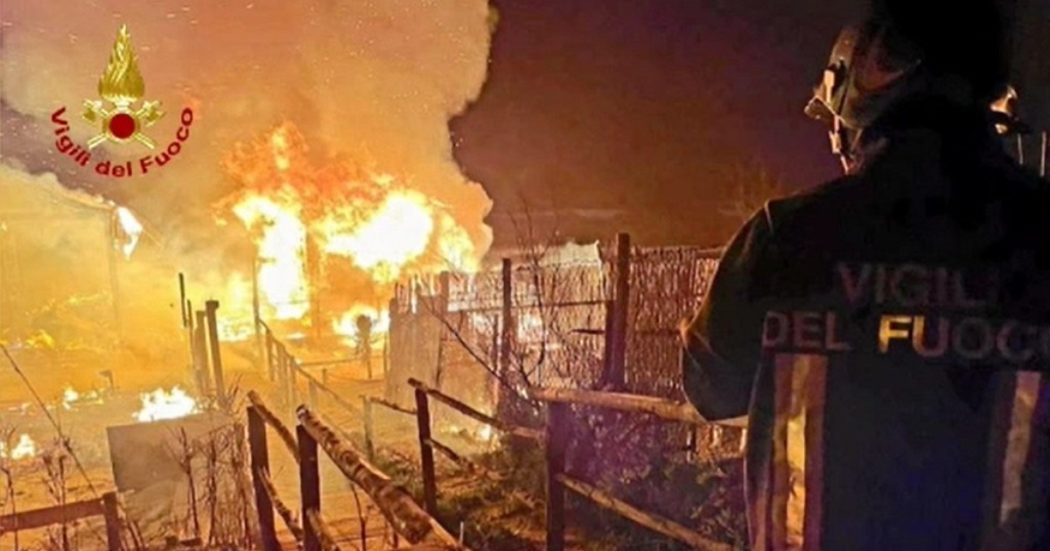 Sabaudia, “mandanti del rogo che distrusse un lido rivale”: madre e figlia agli arresti domiciliari