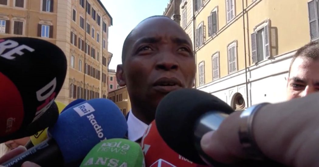 L’ingresso di Aboubakar Soumahoro in Parlamento: “Emozionato, qui ci eravamo incatenati per portare le sofferenze del Paese”