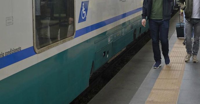 Brescia, deraglia un treno appena uscito dalla stazione: paura tra i passeggeri, nessun ferito