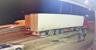 Copertina di Camion bomba esploso sul ponte tra Crimea e Russia: “Ecco il controllo al check-point” – Video