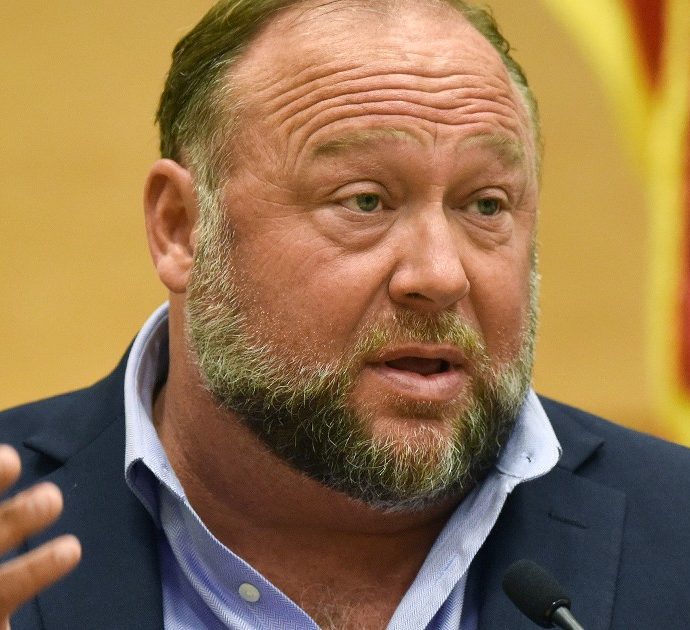Il cospirazionista di destra Alex Jones dovrà risarcire le famiglie delle vittime di Sandy Hook con 1,4 miliardi