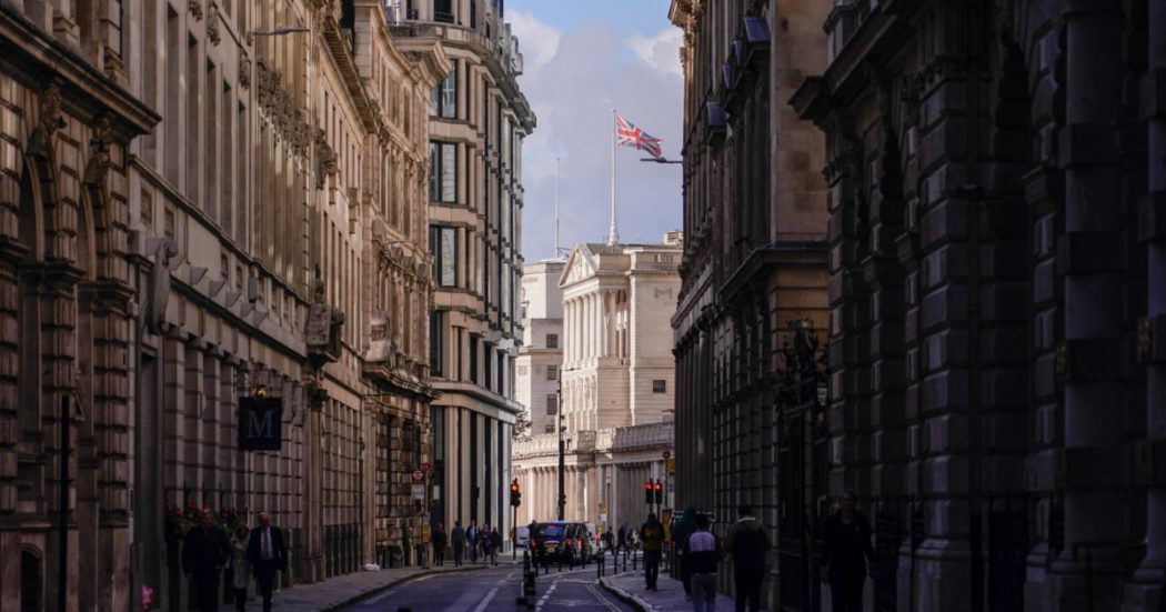 I rendimenti dei titoli trentennali inglesi superano quelli greci. Incertezza sulle prossime mosse della banca centrale