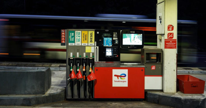 Carburanti, gasolio sopra i 2 euro al litro, aumenta il divario con la benzina. E tra 20 giorni scade lo sconto fiscale
