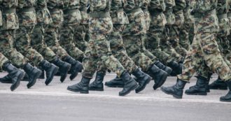 Copertina di Allusioni e atteggiamenti ambigui verso una collega: militare condannato