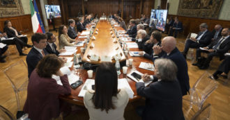 Copertina di Più donne, meno violenza: conviene anche alla politica