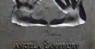 Copertina di Angela Lansbury: il rapporto con la Regina Elisabetta, la fuga dalla guerra e il legame con Walt Disney. 3 dettagli da scoprire su “La signora in giallo”