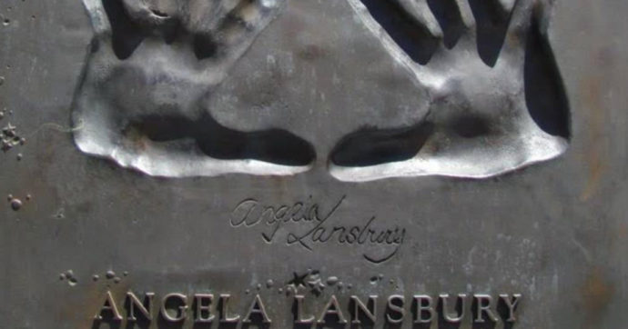 Angela Lansbury: il rapporto con la Regina Elisabetta, la fuga dalla guerra e il legame con Walt Disney. 3 dettagli da scoprire su “La signora in giallo”
