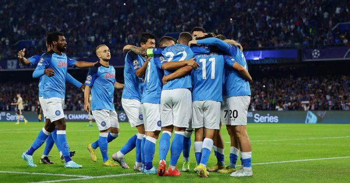 Champions, il Napoli è tra le grandi d’Europa: Ajax battuto 4 a 2, è già qualificato per gli ottavi