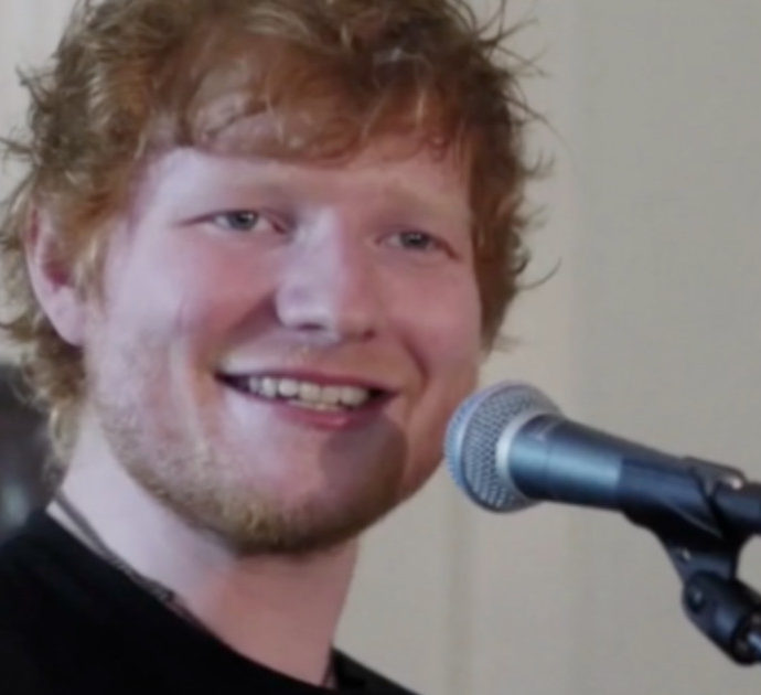Ed Sheeran ha regalato un pene gigante di marmo al collega Sam Smith: “Per spostarlo ci vuole una gru”