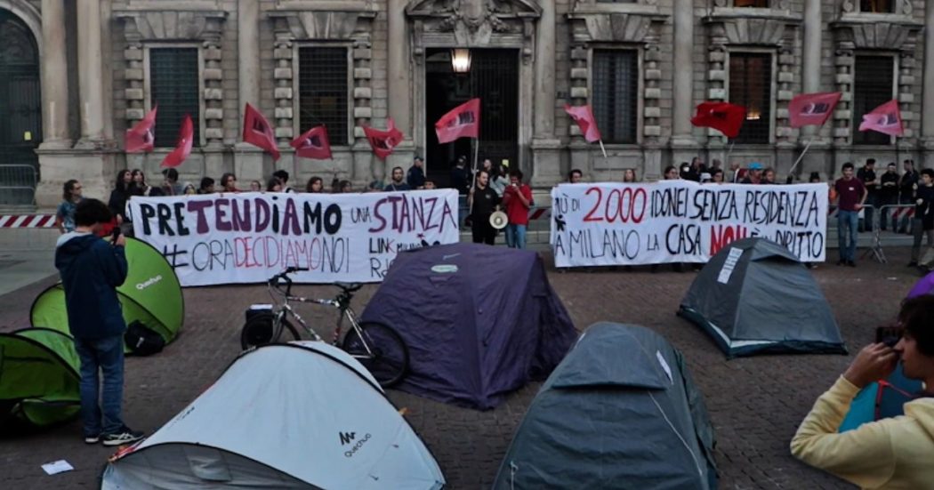 Milano, studenti in tenda davanti alla Scala: “Da mesi dormo su un divano. Altro che accoglienza, questa è una città solo per ricchi”