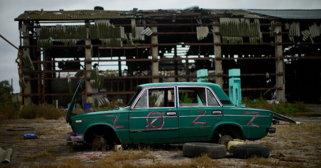 Ucraina, la diretta – Macron: “Nucleare? Meno se ne parla e meglio è”. Cremlino: “Zelensky non tratta? Mai dire mai”