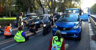 Copertina di Roma, nuovo blocco stradale degli attivisti di Ultima generazione: “Costretti a questi gesti per denunciare l’imminente collasso climatico”