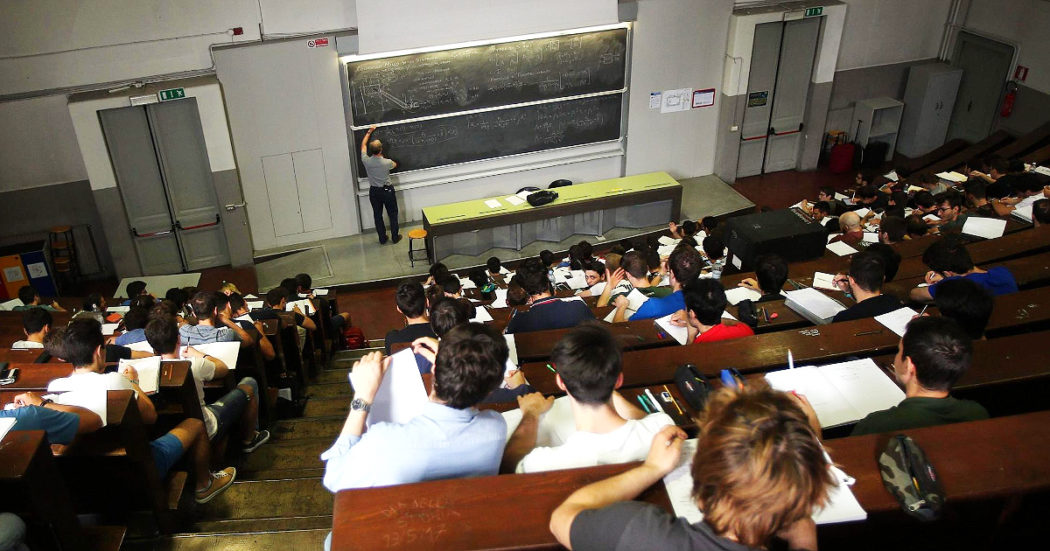 Molestie e violenza sessuale su tre studentesse: professore dell’università di Bologna patteggia un anno e 8 mesi