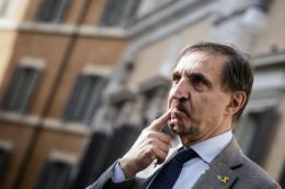 Copertina di Ignazio La Russa nuovo presidente del Senato. A un postfascista la seconda carica dello Stato. Un mese fa diceva: “Siamo tutti eredi del Duce”