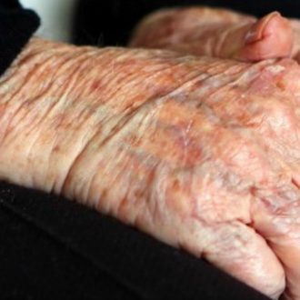 Copertina di Strangola la figlia disabile e poi si impicca con la stessa corda: 8 mesi fa la donna aveva perso il marito