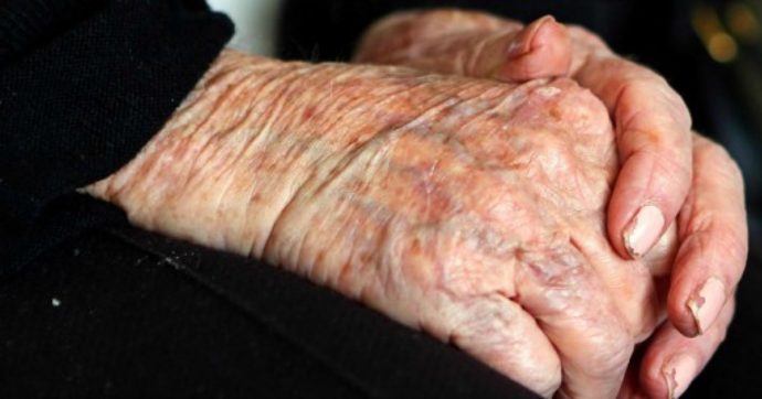“Anziana di 100 anni si rompe il femore e per due volte le viene ingessata la gamba sbagliata”