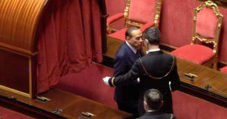 Copertina di Senato, Berlusconi risponde alla chiama per l’elezione del presidente. Dopo il voto sbaglia uscita: la scena ripresa dalle telecamere