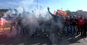 Copertina di Genova, tensione al corteo degli operai dell’Ansaldo energia: lavoratori sfondano cordone di polizia e occupano l’aeroporto