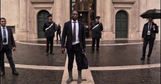 Copertina di Camera, Soumahoro arriva a Montecitorio con gli scarponi di gomma e accompagnato da braccianti: “Porterò dentro le nostre sofferenze”