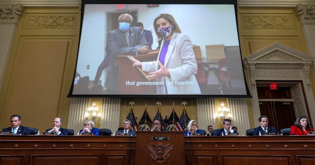 Il video inedito della Cnn sull’assalto a Capitol Hill, Nancy Pelosi: “Se arriva Trump gli do un pugno, andrò in prigione felice”