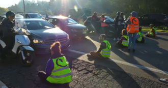 Copertina di Roma, attivisti per il clima bloccano via Foro italico: automobilisti inferociti – Video