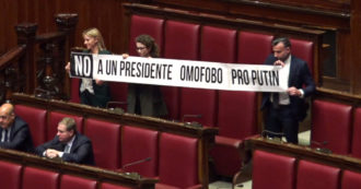 Copertina di Camera, in Aula striscione Pd contro Fontana: “No a un presidente omofobo e pro Putin”