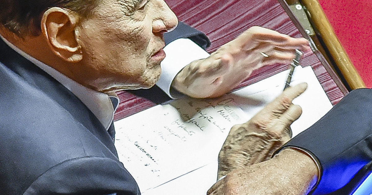 Centrodestra esplode sugli appunti di Berlusconi: “Meloni supponente, arrogante e offensiva”. Lei: “Manca un punto, non sono ricattabile”