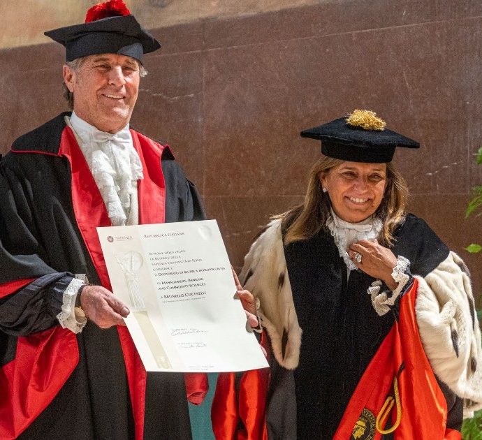 Brunello Cucinelli riceve il dottorato Honoris Causa alla Sapienza di Roma: “Eliminiamo il tempo dedicato al nulla, non al profitto, per vivere di più con noi stessi”