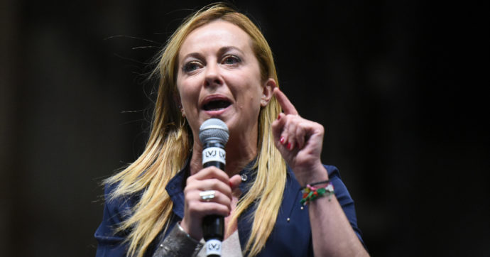 “Arrogante, offensiva, supponente”: un caso gli appunti di Berlusconi su Meloni. Lei risponde: “Manca un punto, non sono ricattabile”