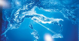 Copertina di Artista “pedina” i rifiuti di Roma con il Gps: così la “monnezza capitale” ha invaso l’Italia