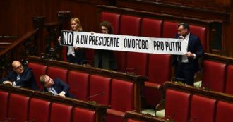 Copertina di Fontana presidente della Camera, in Aula lo striscione: “Omofobo e pro-Putin”. Gay Center: “Pericolo per la democrazia”