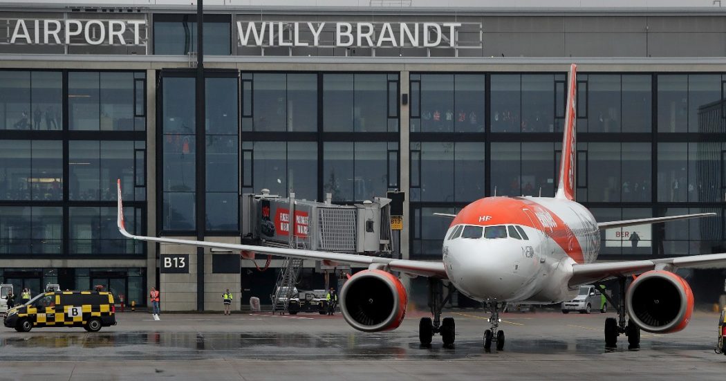 Incidente aereo sfiorato all’aeroporto di Berlino: rischio collisione EasyJet-AirFrance. La low cost: “Sicurezza mai messa a rischio”