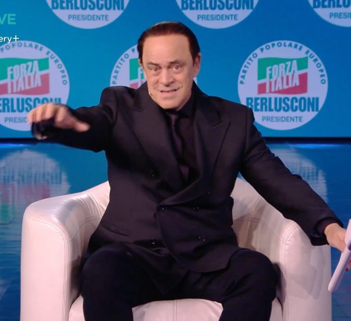 Crozza-Berlusconi, il Vaffa a La Russa e i consigli a Meloni: “Se sei donna e vuoi fare politica c’è un iter da seguire…”