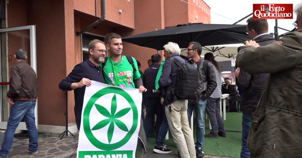 Lega Nord, l’assemblea dei vecchi parlamentari e militanti: “È casa nostra, dobbiamo riprenderci il simbolo. Il partito di Salvini è una nuova Dc”