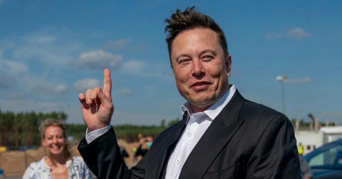 Twitter, l’aut aut di Elon Musk ai dipendenti: “O lavorate duro o sarete licenziati. Potete decidere fino alle 17”