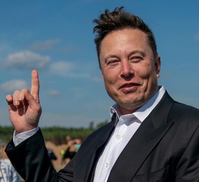 Elon Musk presenta Neuralink e dà l’ultimatum ai suoi dipendenti: “Chip nel cervello umano entro sei mesi”