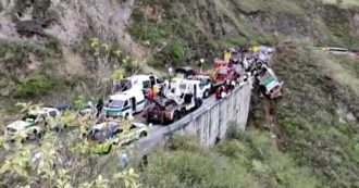 Copertina di Colombia, autobus si ribalta in autostrada: almeno 20 morti e 15 feriti
