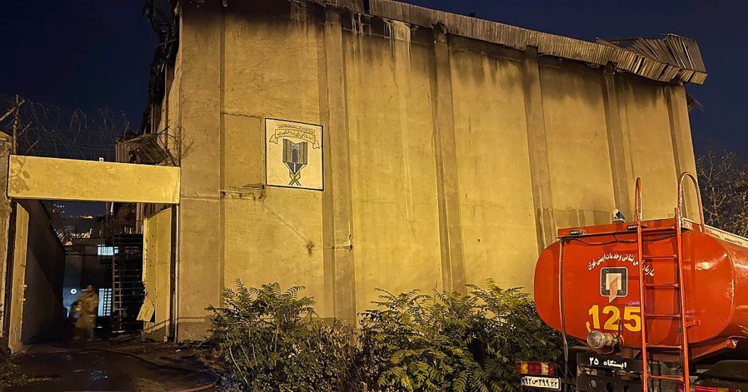 Evin, il buco nero della repressione iraniana. Oppositori, intellettuali e studenti: è qui che il regime rinchiude e tortura i suoi critici