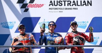 Copertina di MotoGp Australia, Rins vince davanti a Marquez, Quartararo ko. Bagnaia verso il titolo mondiale già in Malesia, ma a una condizione