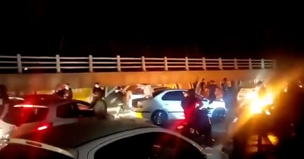 Iran, manifestanti scendono in strada a sostegno della rivolta nel carcere di Evin e urlano “morte a Khamenei”
