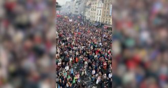 Copertina di Parigi, 140mila persone in piazza con Mélenchon contro il caro-vita e l’emergenza climatica: c’è anche la Nobel Ernaux. Scontri con la polizia