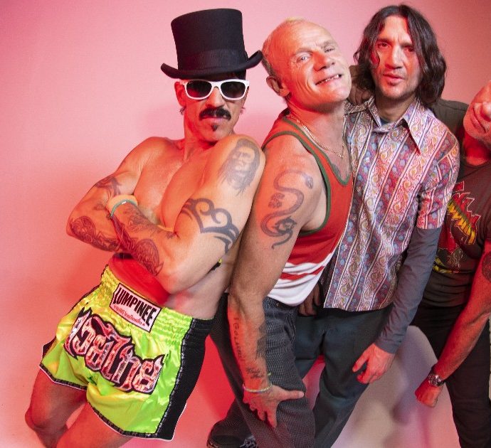 Red Hot Chili Peppers, nuovo album a sei mesi dall’ultimo: “Realizzato con il sangue dei nostri cuori”. L’omaggio struggente a Eddie van Halen
