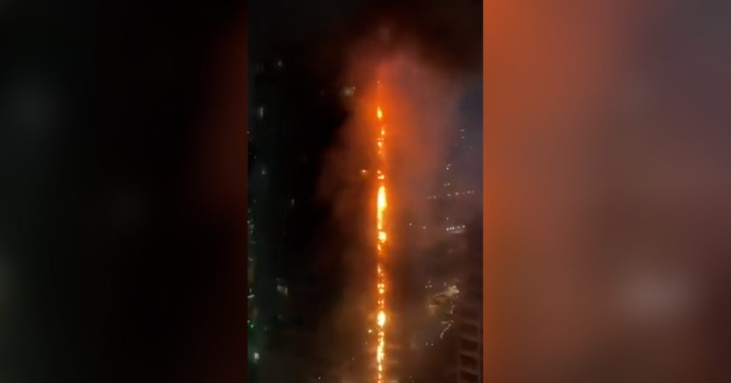 Turchia, in fiamme grattacielo di 42 piani nel centro di Istanbul: residenti evacuati – video
