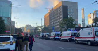 Copertina di Kiev, edificio a fuoco dopo gli attacchi russi: le sirene in funzione poco prima delle esplosioni – Video